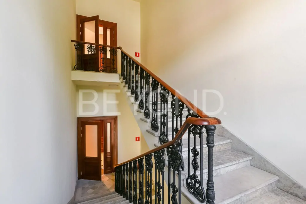 Лестница из путиловского камня