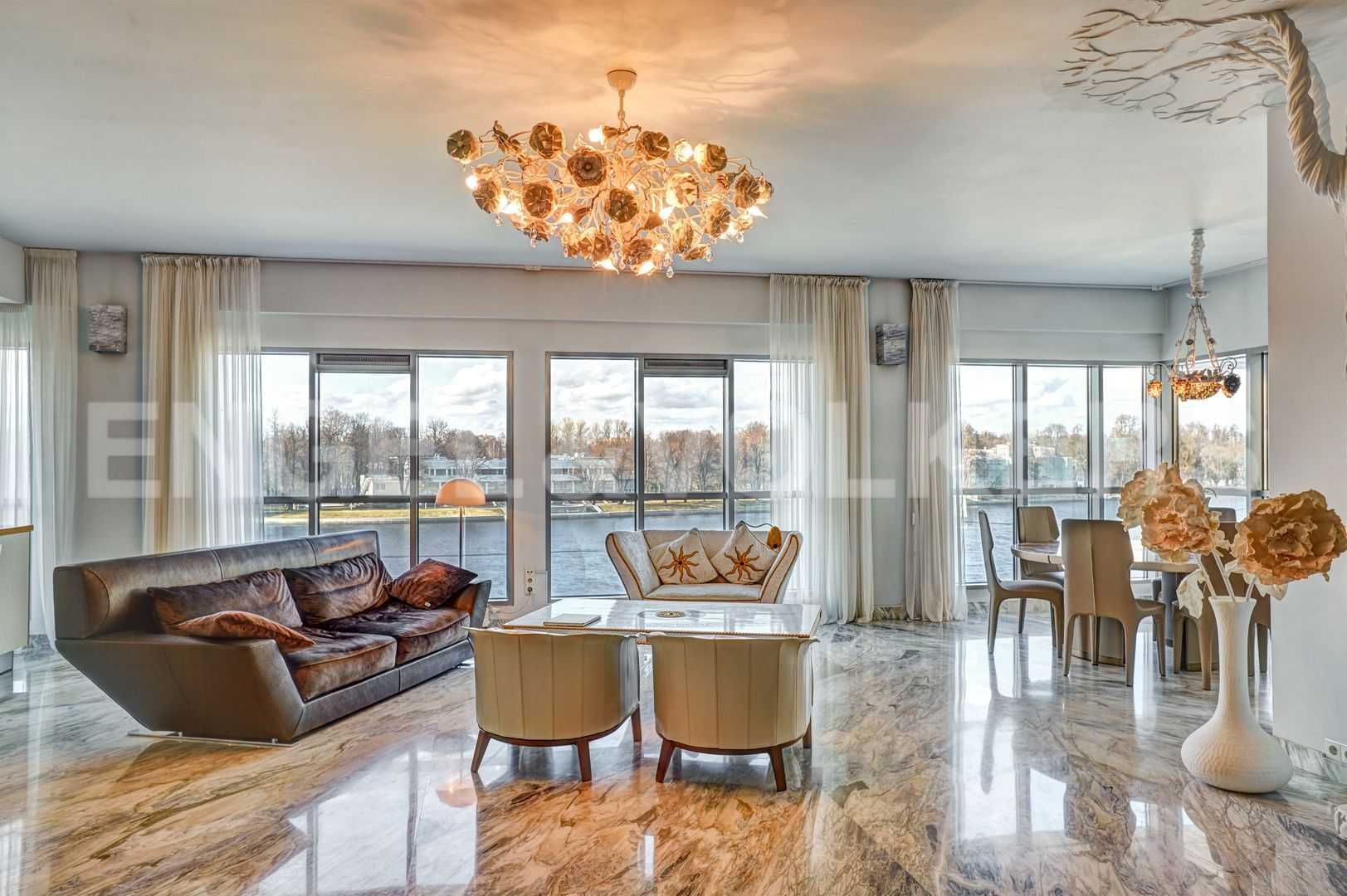 песочная наб., 18 - эклектика с панорамным видом на воду и зелень каменного острова фото 1