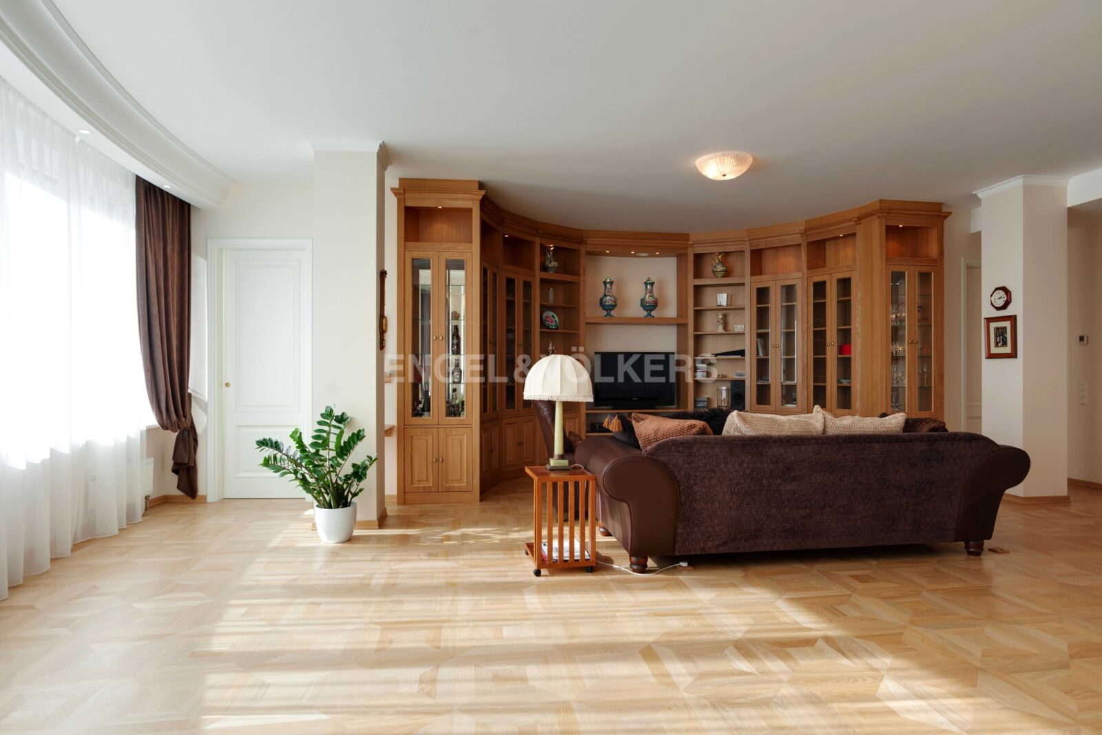 тверская ул., 1a - авторский дизайн в доме около таврического сада фото 1