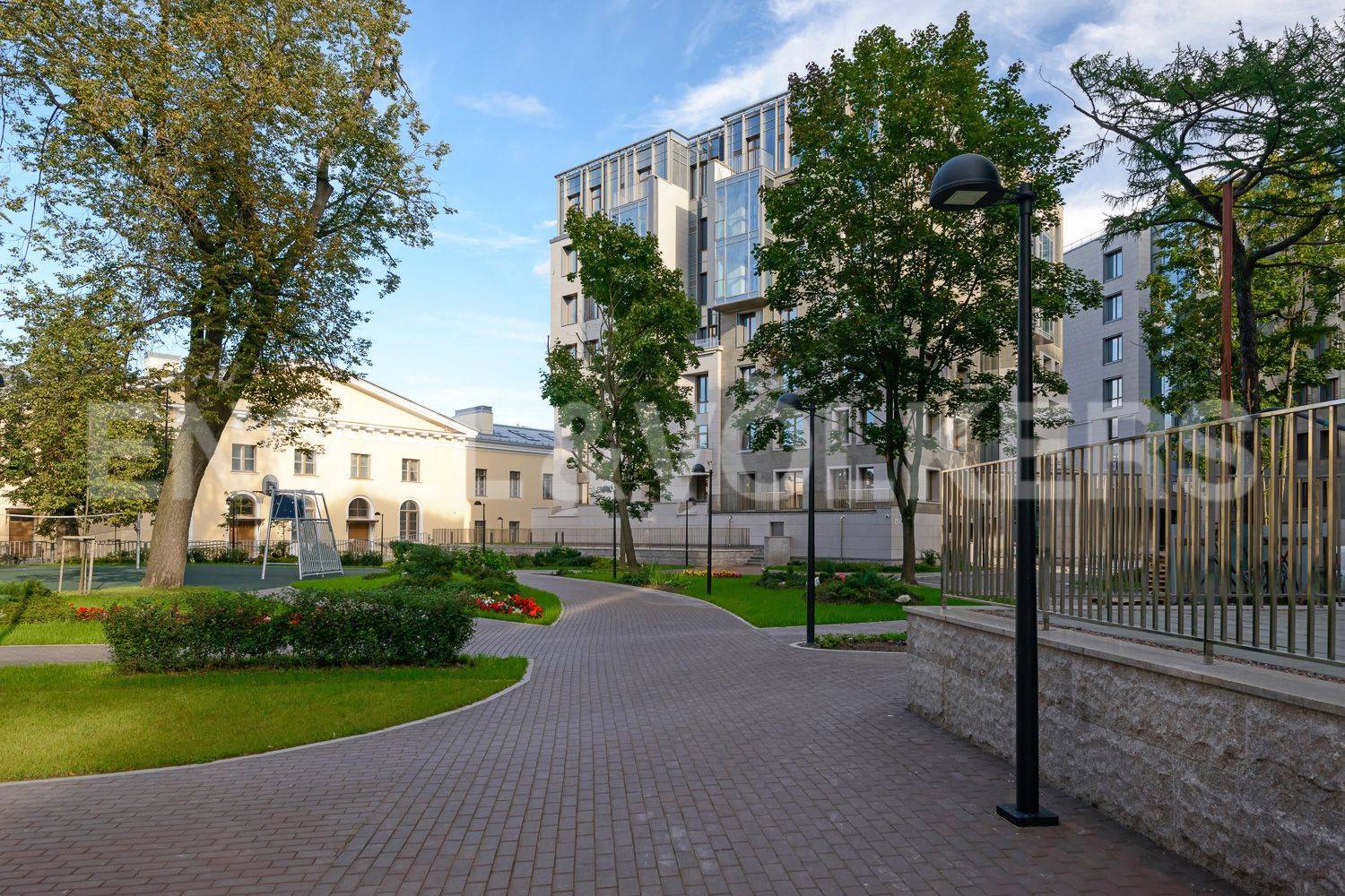 «смольный парк» - вид на воду в собственном парке фото 1