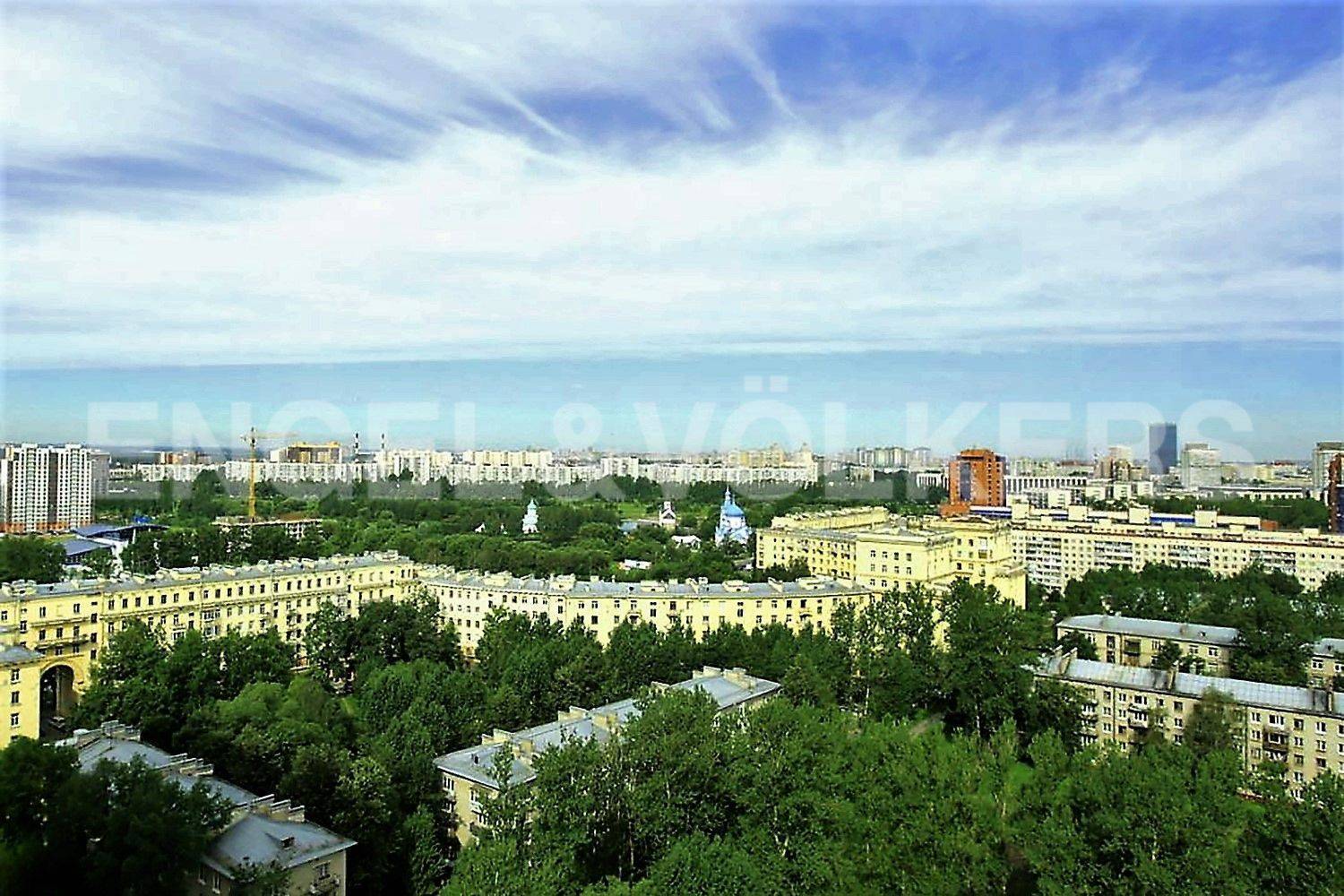 «barcelona» - архитектура гауди с видом на парк фото 1