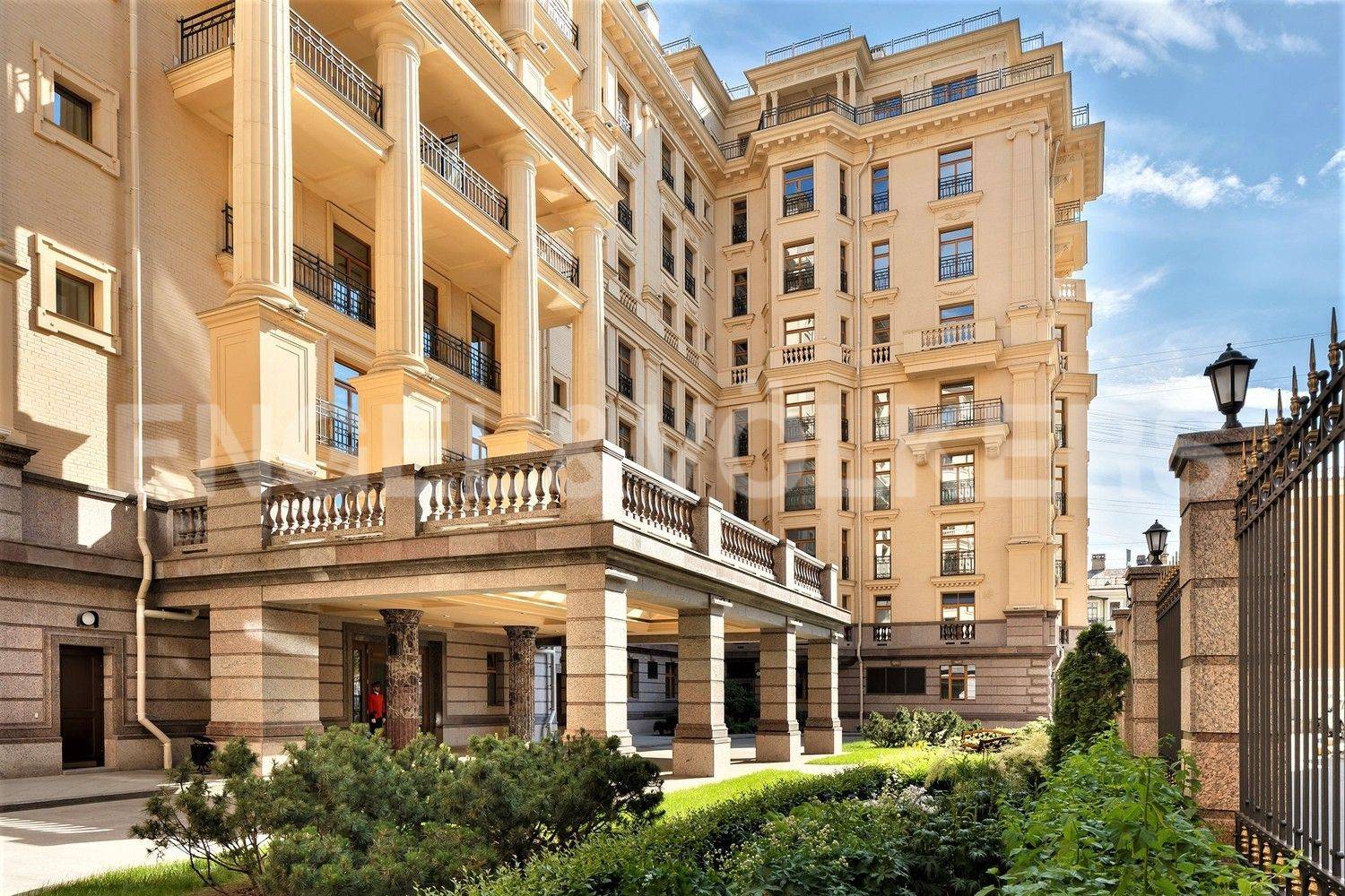 «фонтанка, 76» - квартира с авторским дизайном в стиле неоклассика фото 1