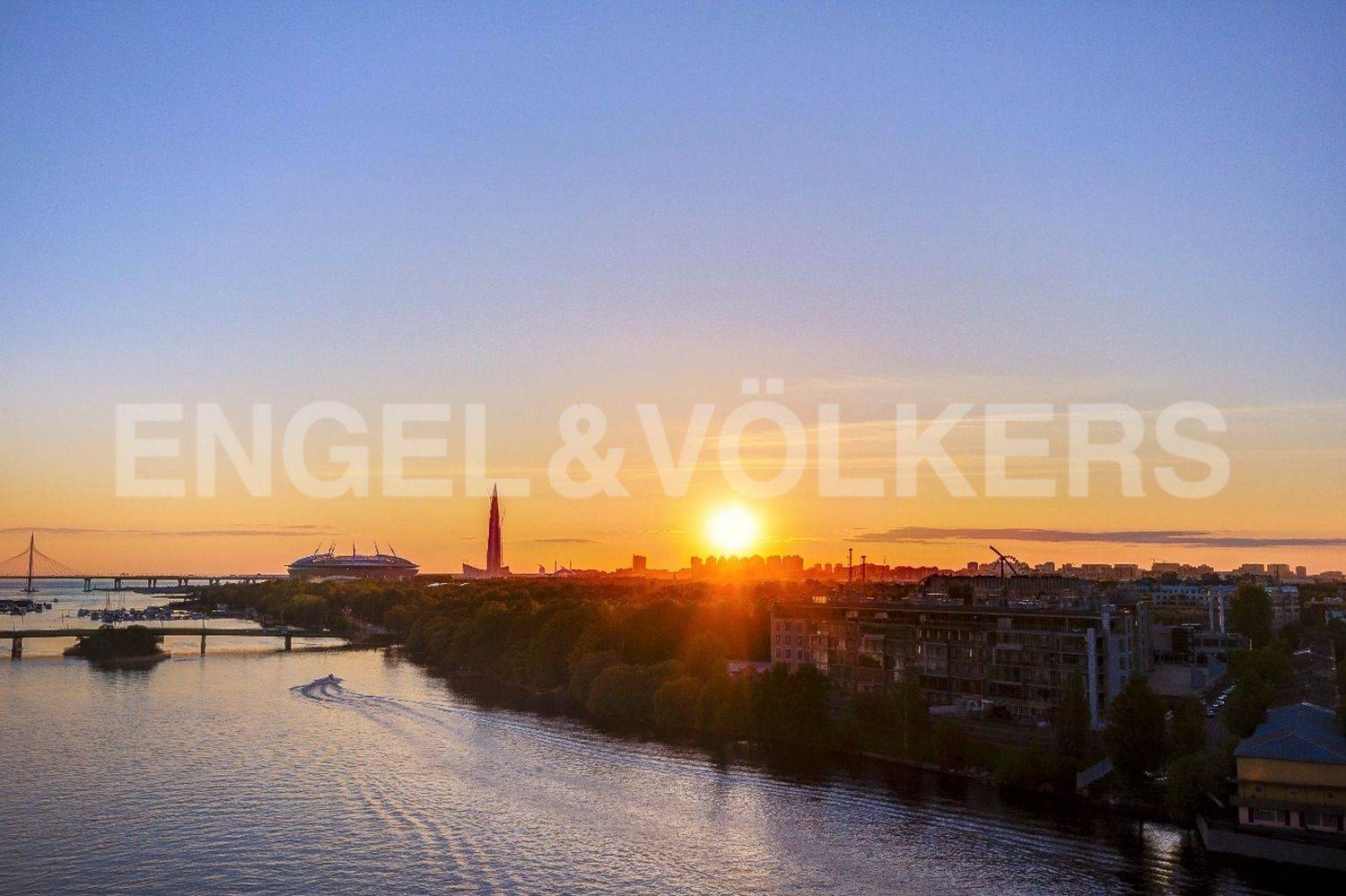 ждановская ул., 45 – пентхаус с террасой и видом на акваторию малой невки и парки крестовского острова фото 1