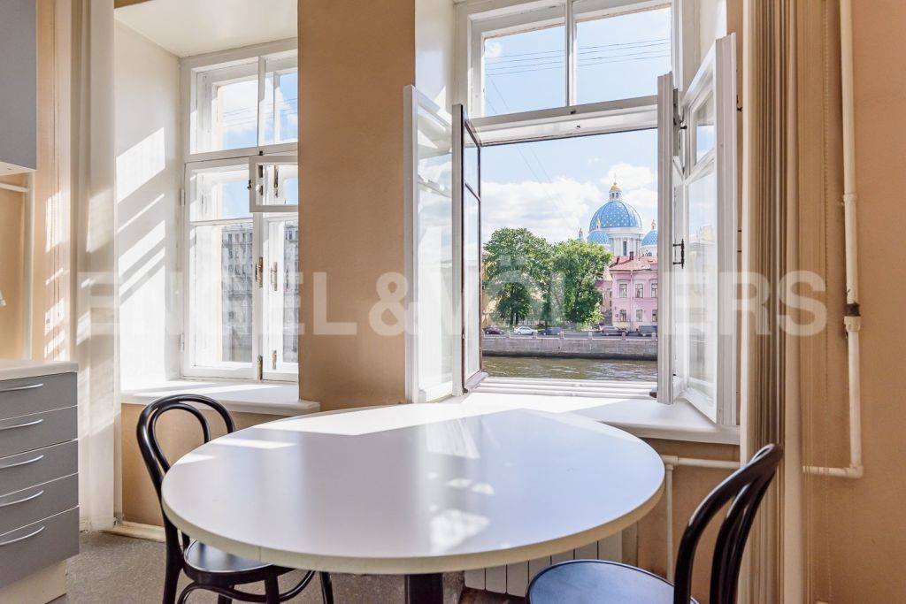 наб. реки фонтанки, 135 – панорамный вид на воду и троицкий собор фото 1