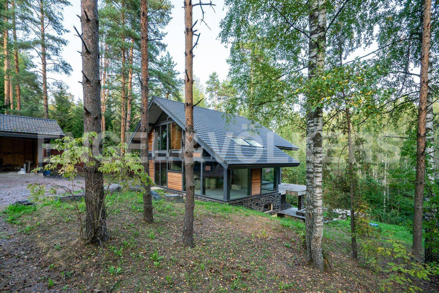 п. воейково – стильный дом с панорамным остеклением в окружении леса фото 1