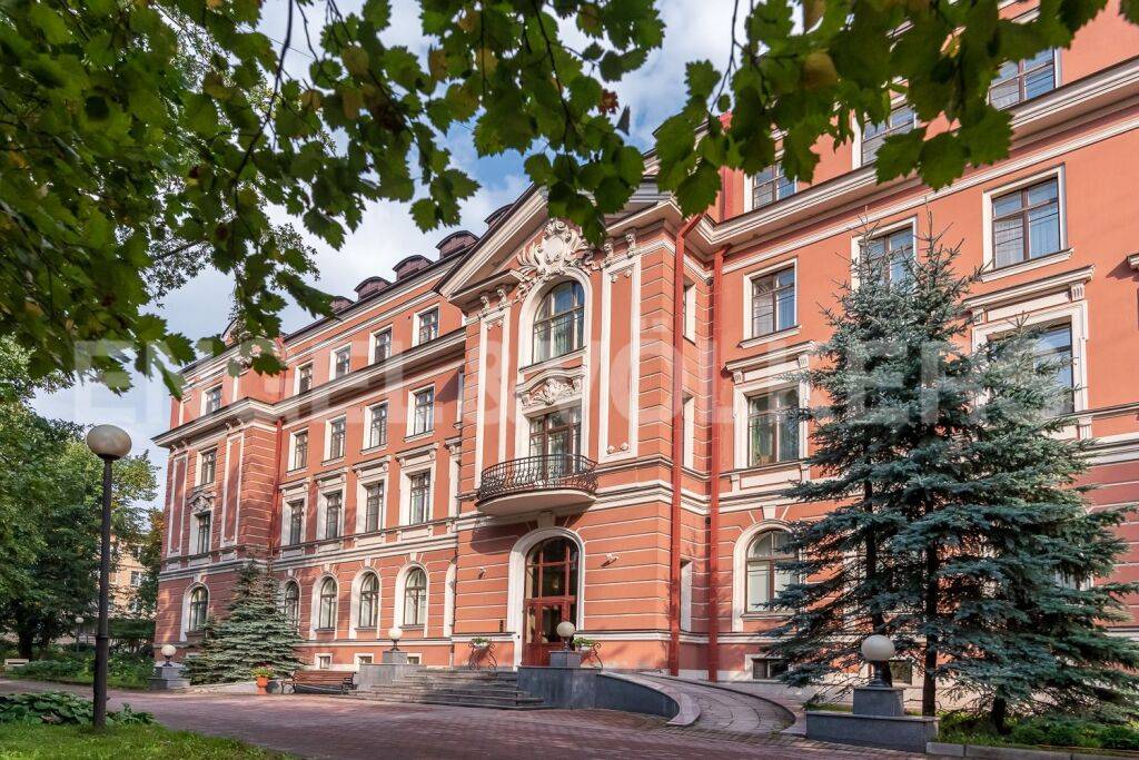 очаковская, 6 – малоквартирный особняк после реконструкции напротив смольного фото 1