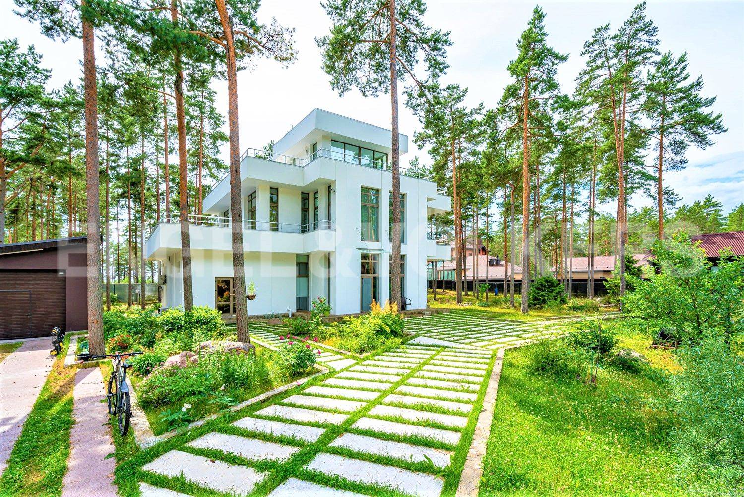 мыс стирсудден – современный дом у залива в окружении соснового леса фото 1