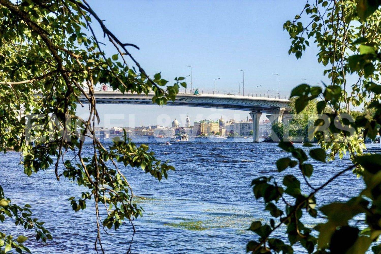 петровский пр., 24 – близость к центру и вид на водную гладь фото 1
