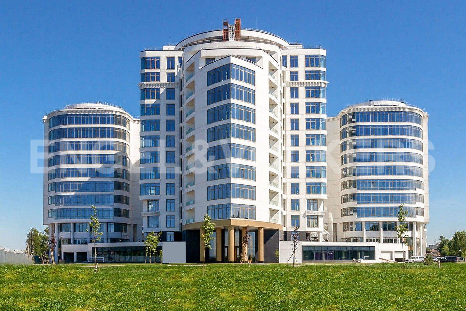 «леонтьевский мыс» – семейная квартира в доме на набережной фото 1