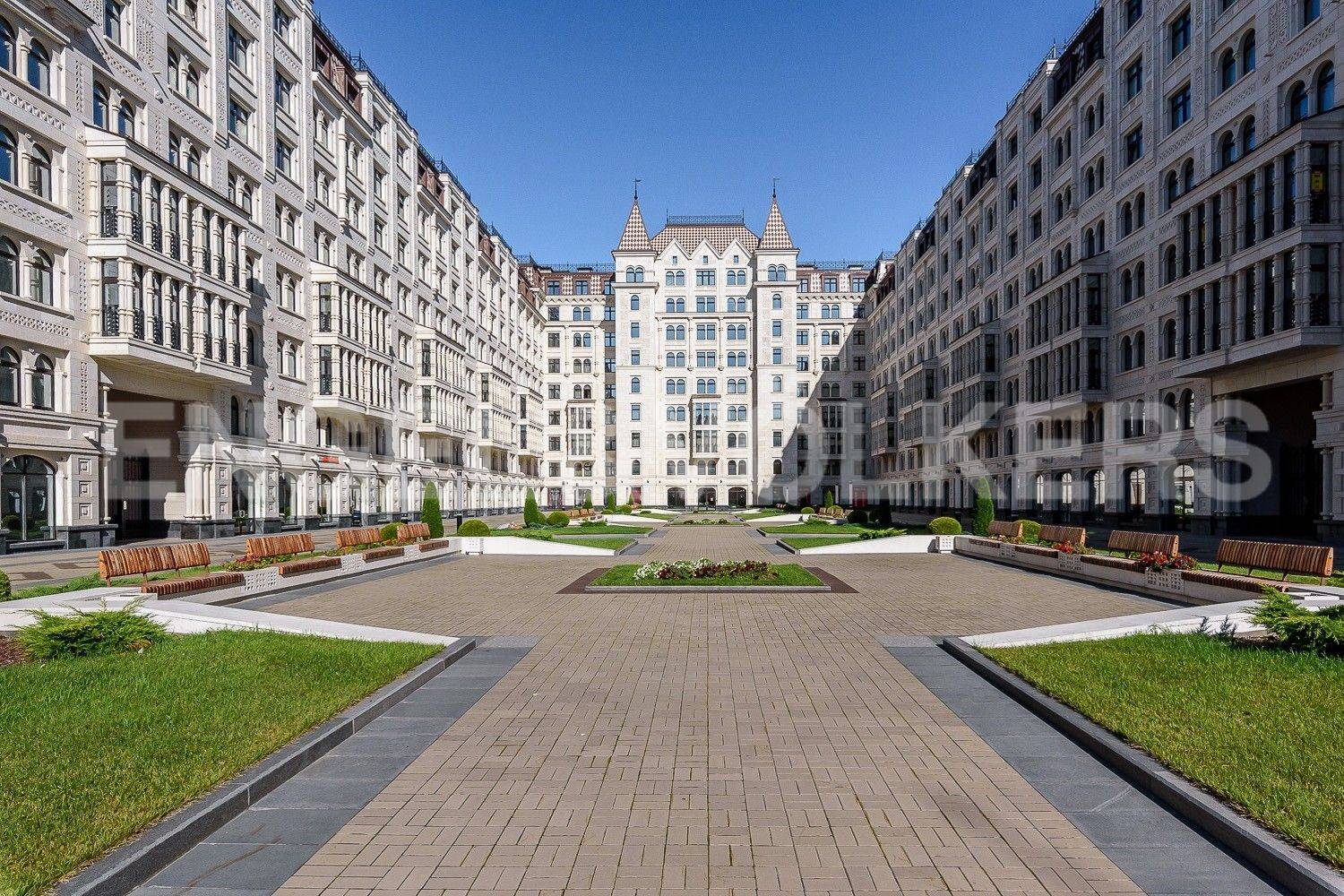 «русский дом» – престижная и просторная квартира с видом на басков пер. фото 1