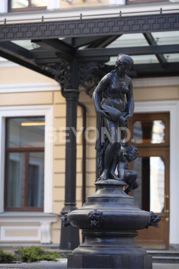 21_Skulptura_Devushka_s_kuvshinom_i_putti_arkhitektora_Fedora_Nagelya