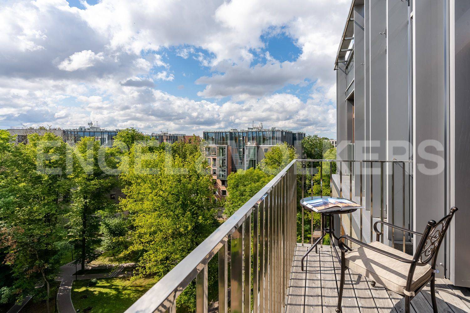 «смольный парк» – пентхаус с панорамным видом на зелень и воду фото 1