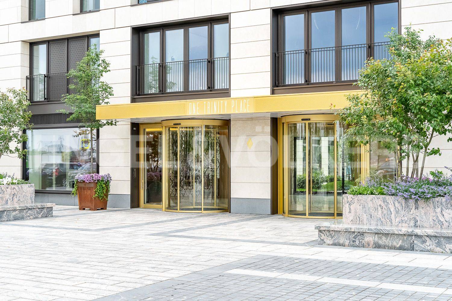 one trinity place – европейский дизайн интерьера с видом на воду фото 1