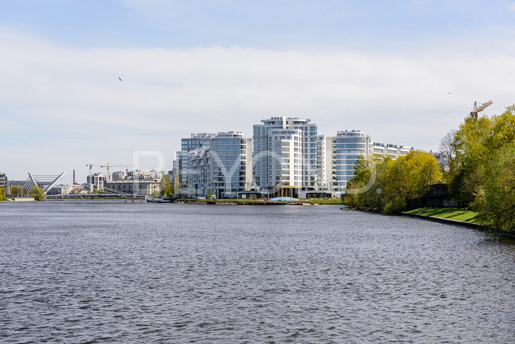 Дом в окружении воды