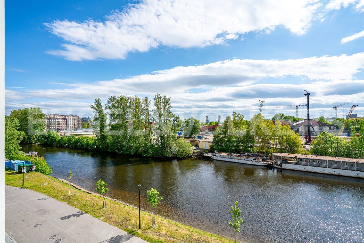 ждановская, 45 – прямой вид на водную гладь ждановки фото 1