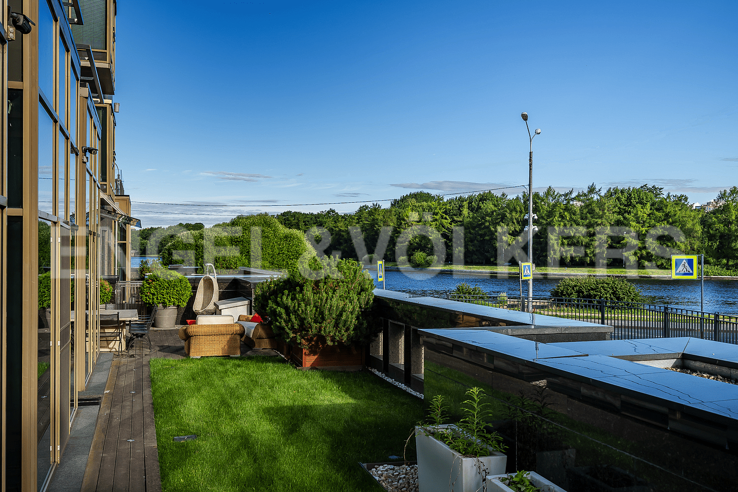 константиновский, 23 – семейная квартира с террасой и патио фото 2