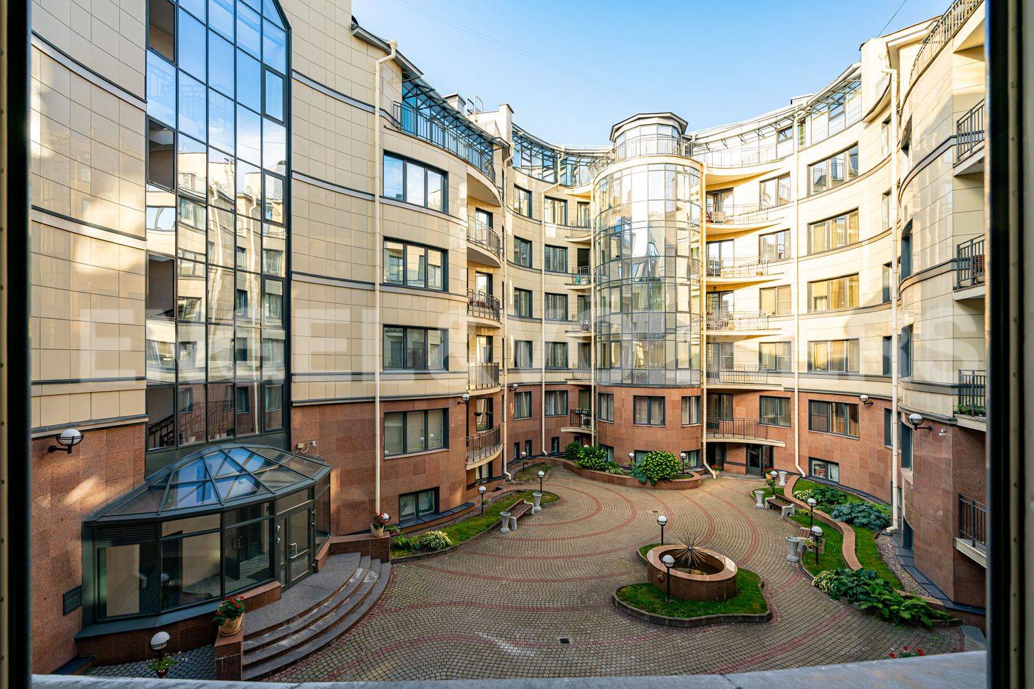 в.о. 8-я линия, 37 – сочетание классики и античного стиля для комфортной жизни в мегаполисе фото 1