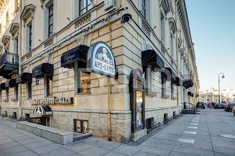 21_Legendarnoe_Art_kafe_v_tsokolnom_etazhe_doma
