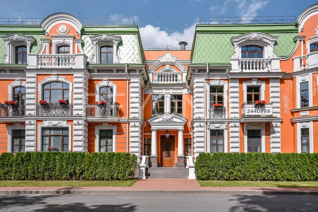 Фасад с Санаторной аллеи