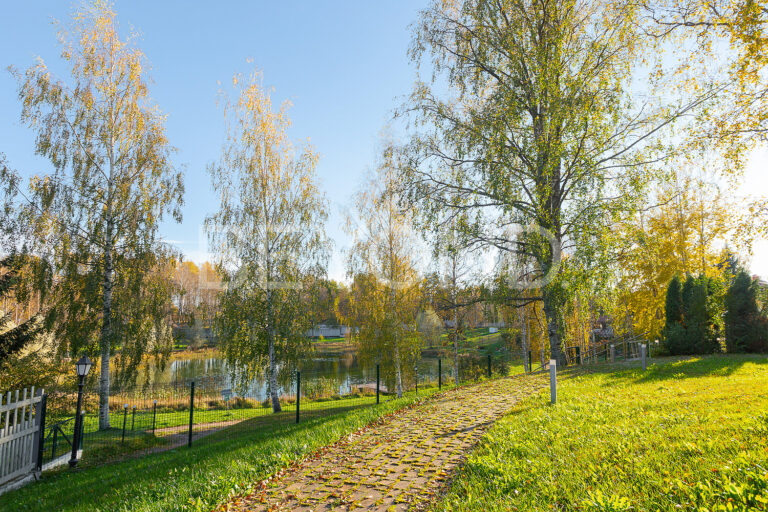 "кп лемболово-парк" - коттедж от honka на берегу пруда фото 4