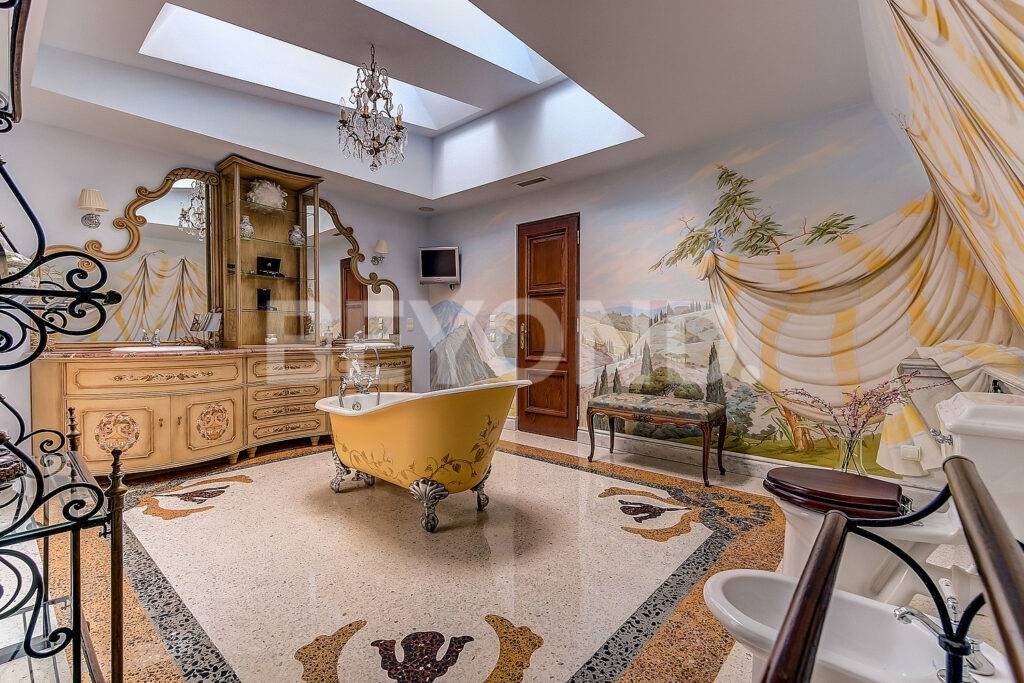 Стилизованная большая ванная комната