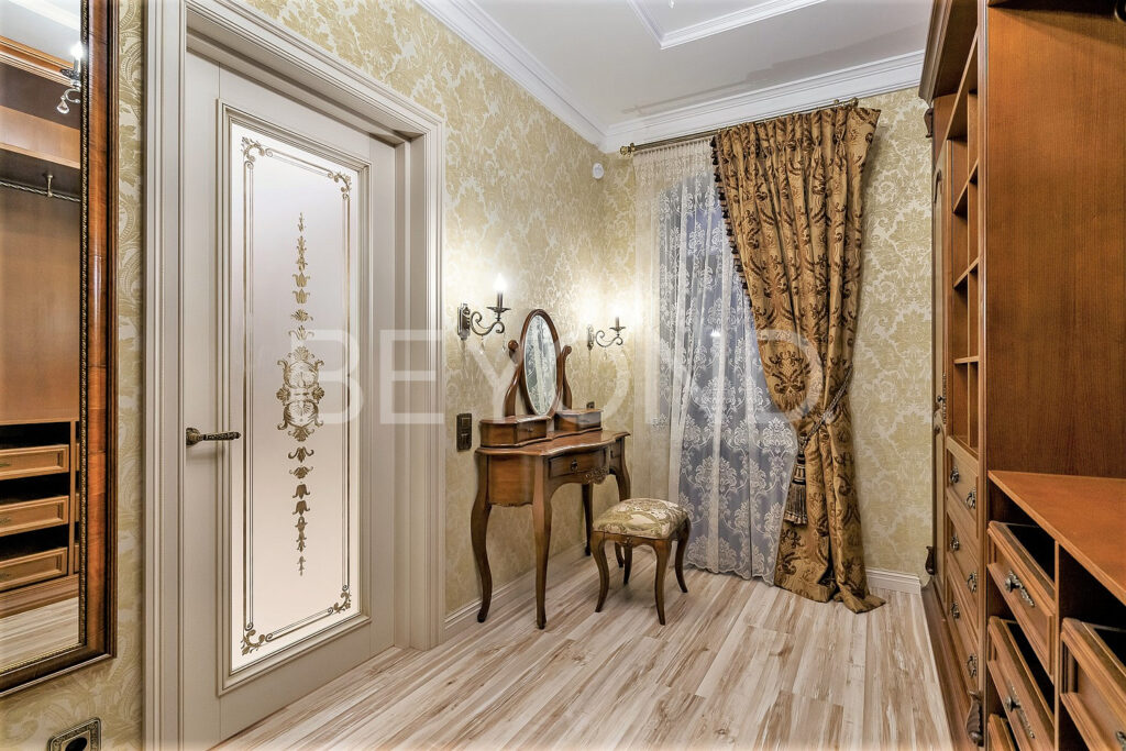 Гардеробная комната в мастер-спальне