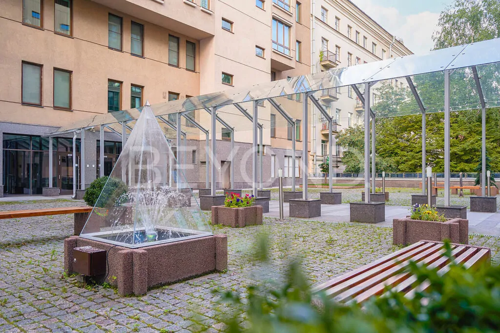 Внутренняя территория комплекса с фонтаном