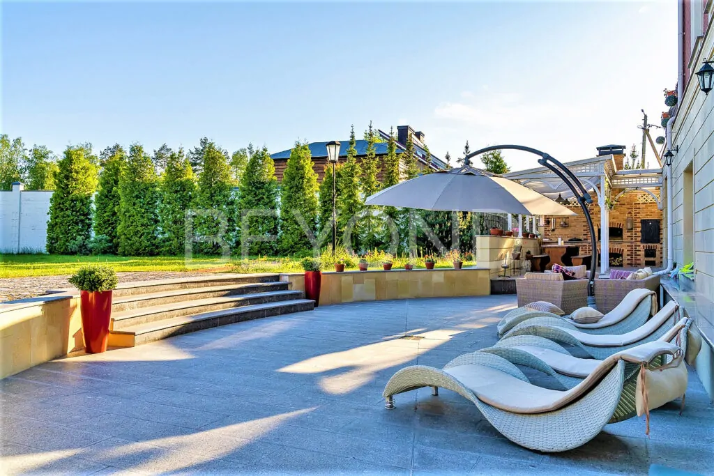 Зона отдыха у СПА-комплекса