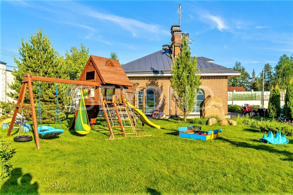 Игровая площадка на территории