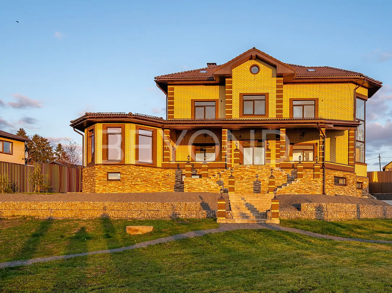 п. ленинское – дом с бассейном на берегу озера фото 4