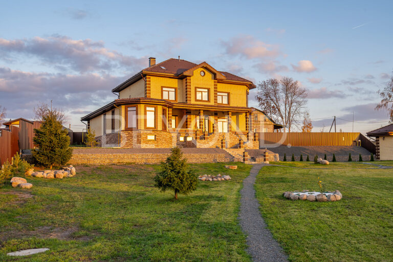 п. ленинское – дом с бассейном на берегу озера фото 1