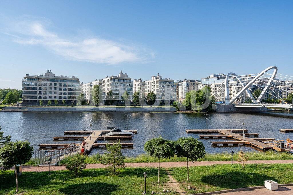 Комплекс на первой береговой линии напротив Крестовского острова