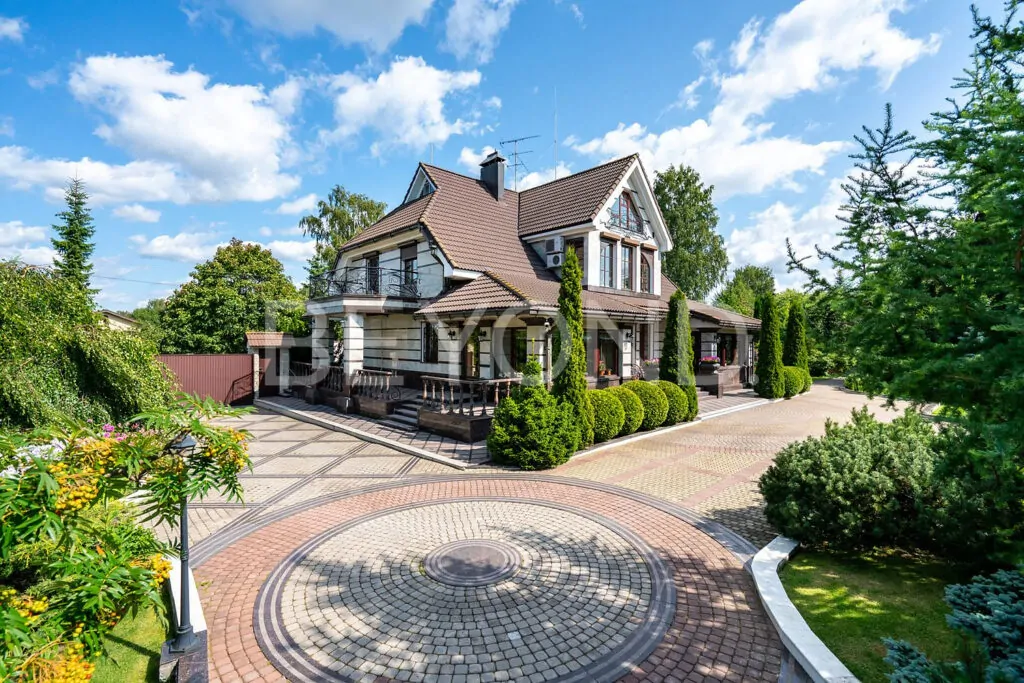 Главный фасад дома