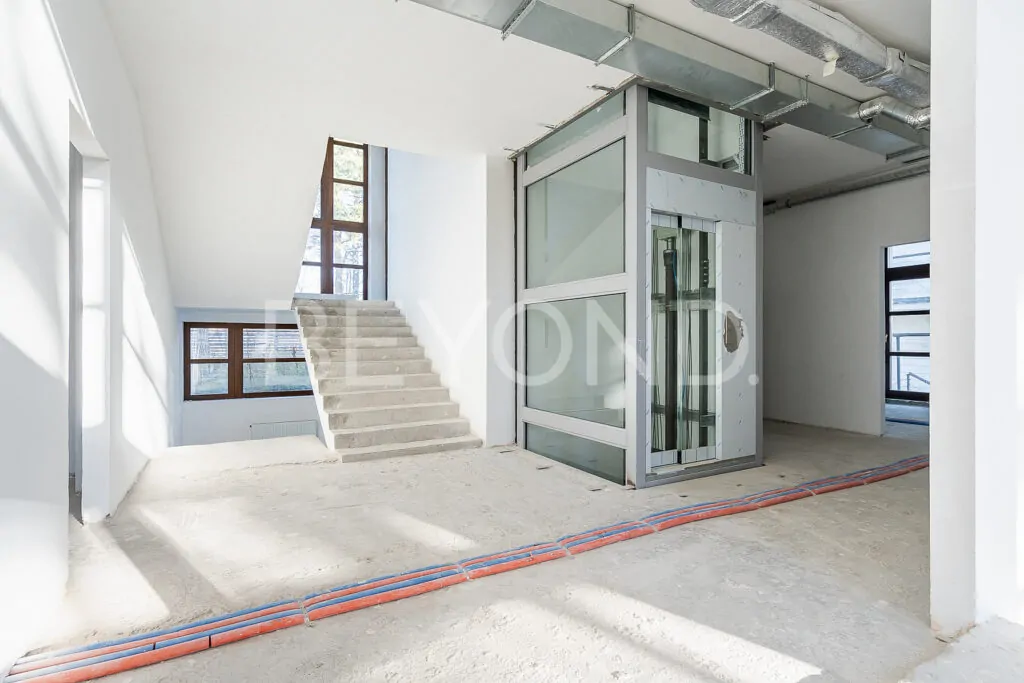 Лифт с оборудованием