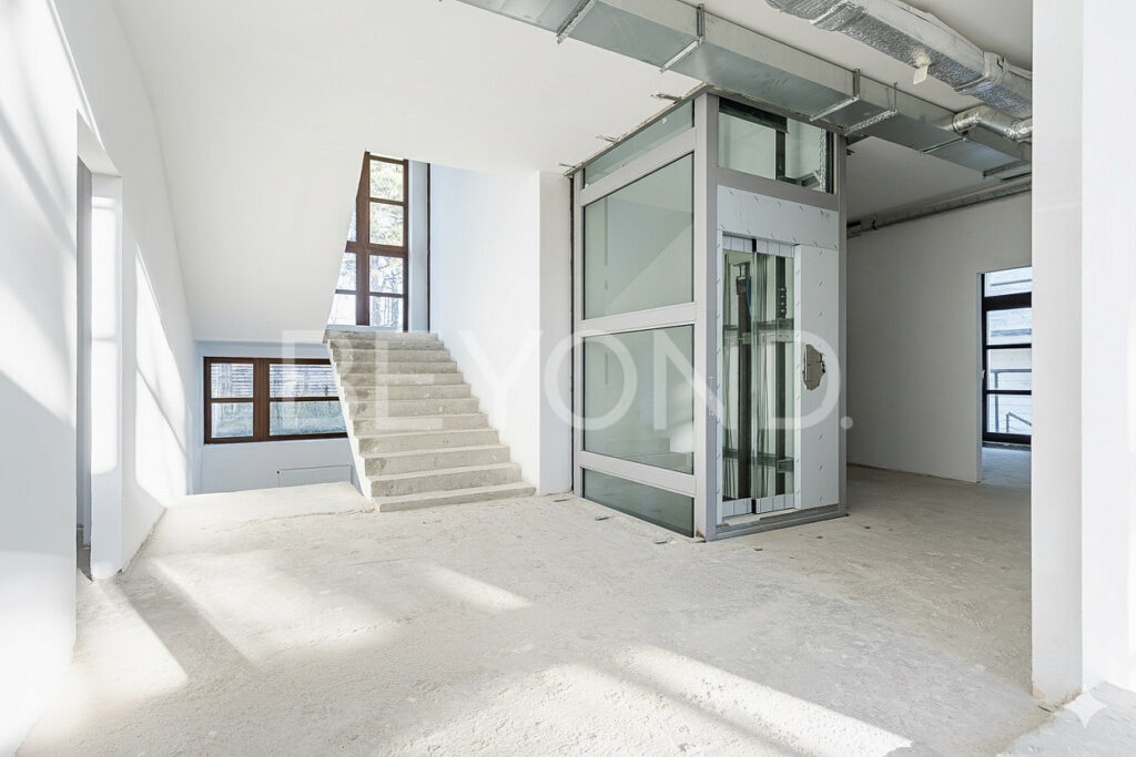 Лифт с оборудованием