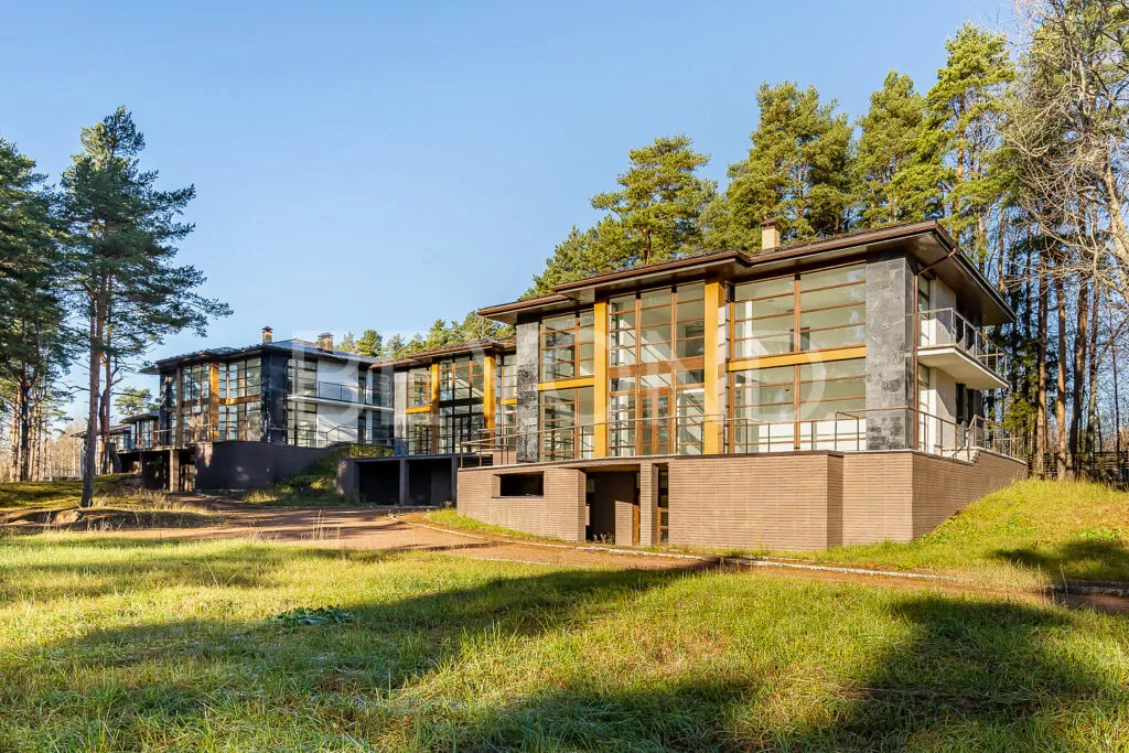 Вид на дома с участка