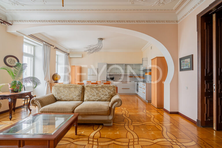 наб. канала грибоедова, 19 - классика с видом на воду и спас на крови фото 4