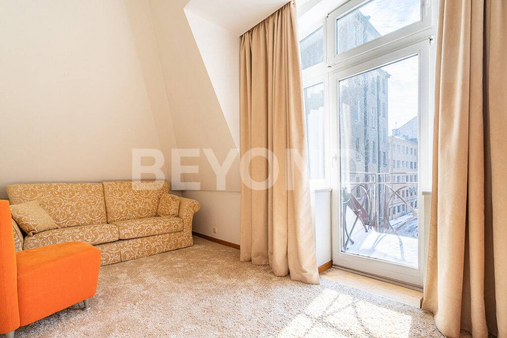 11_Spalnya_kabinet_s_sobstvennym_frantsuskim_balkonom