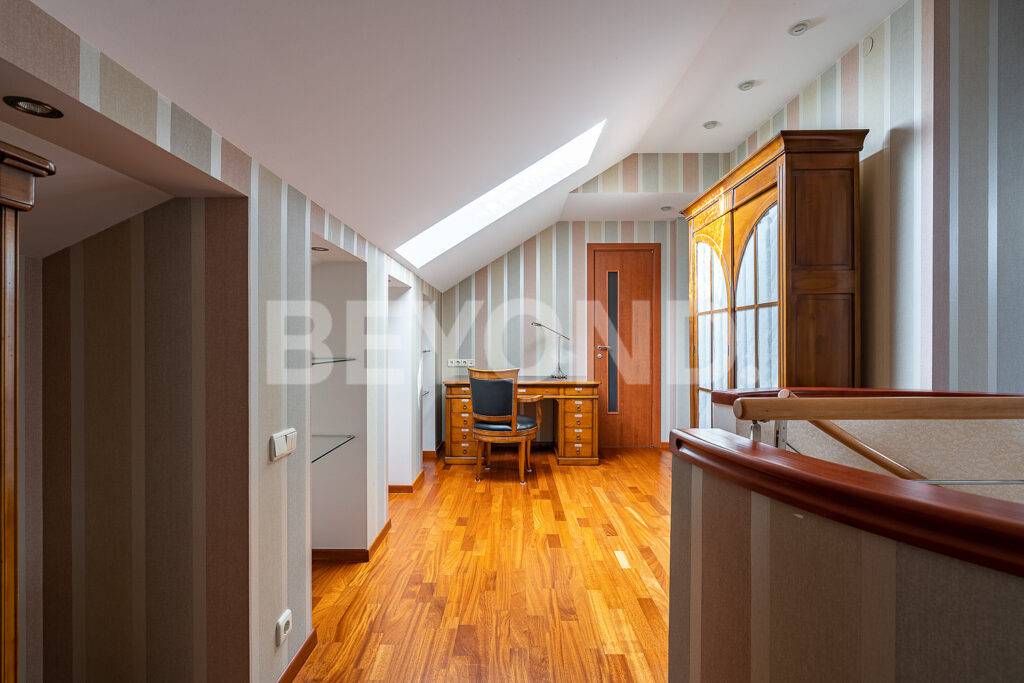 12_Predstavitelskaya_zona_kabineta_na_mansardnom_etazhe