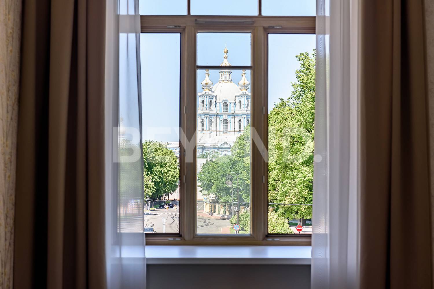 смольный, 13 – «витрина» смольного собора фото 1