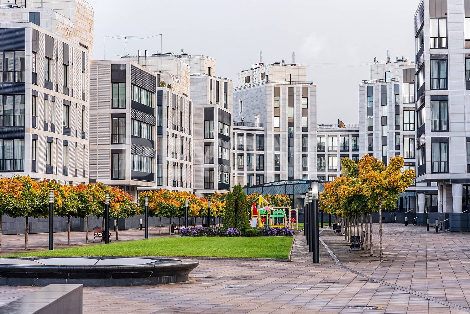 наб. мартынова, 74 – вид из окон на зелень парков в «доме у моря» фото 1