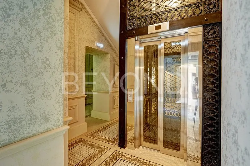 Парадная с историческим лифтом