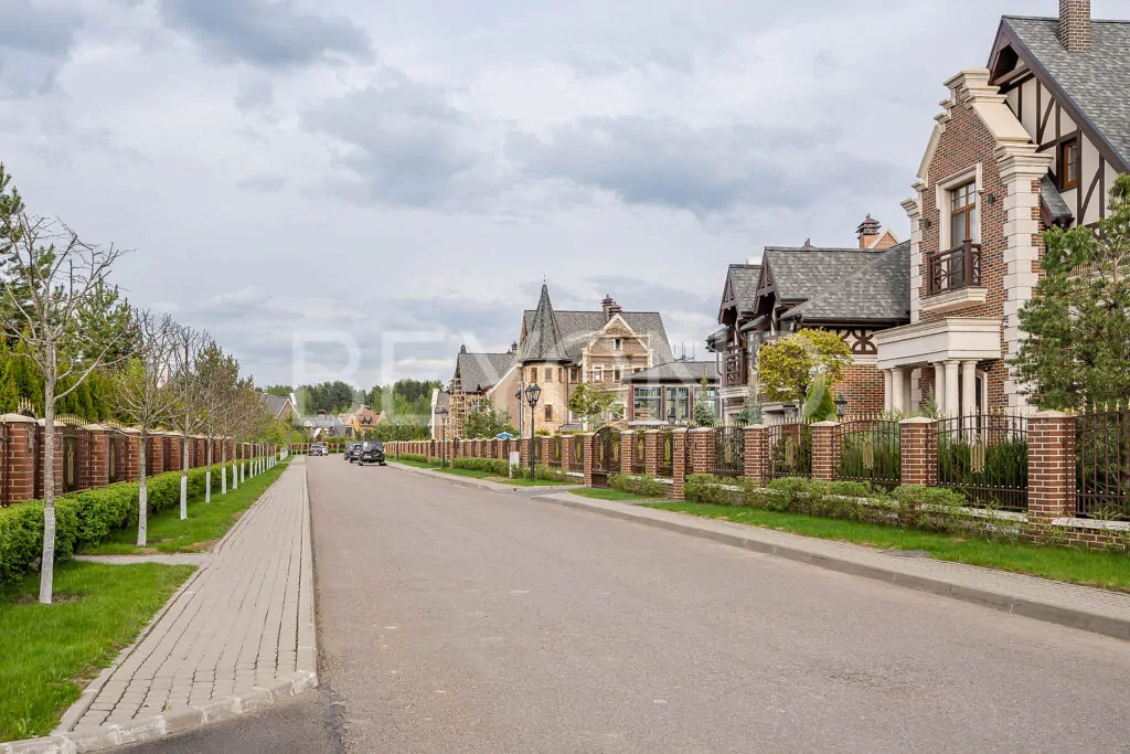 Прогулочная зона в поселке