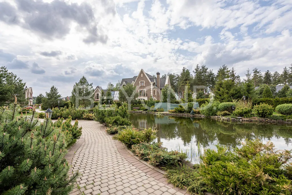 Прогулочная зона у озера