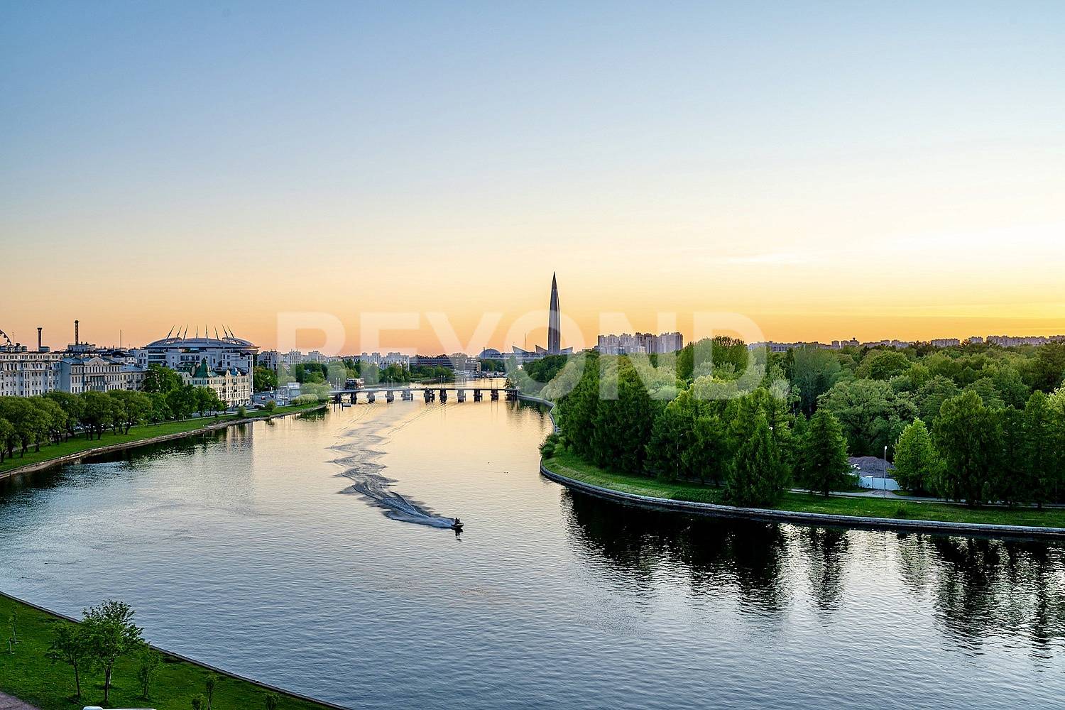 «венеция» – выразительная экспрессия с видом на водную гладь средней невки фото 1