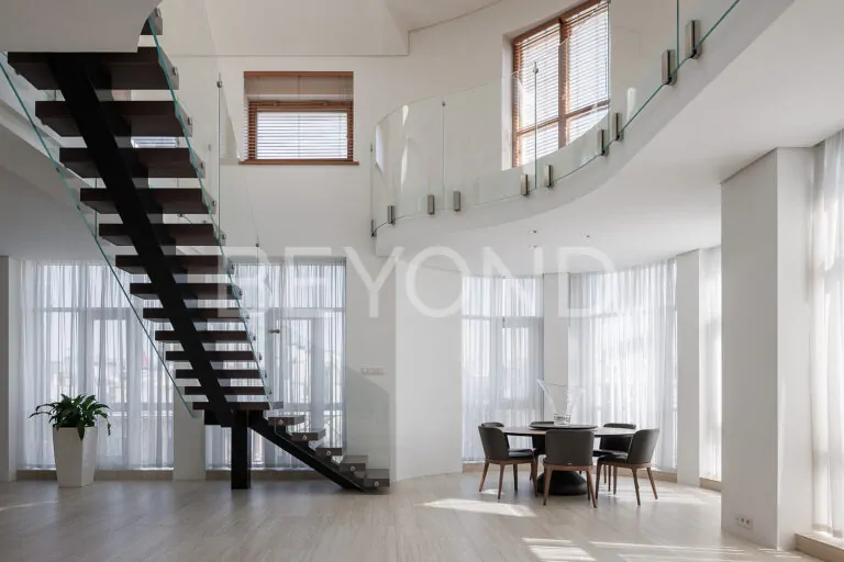 наб. мартынова, 18 - элегантный пентхаус в стиле премиального минимализма фото 2