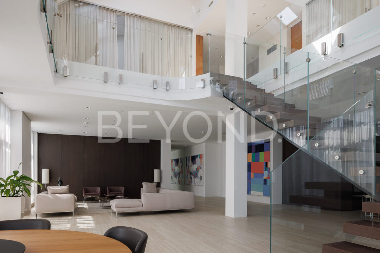 наб. мартынова, 18 - элегантный пентхаус в стиле премиального минимализма фото 1