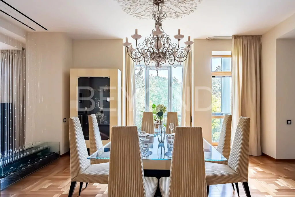 Панорамные экреры во всех комнатах с видом в парк