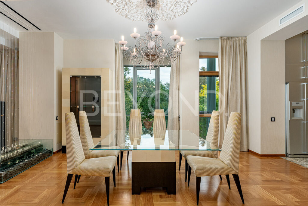 Просторные эркеры и панорамные окна с видом на парк