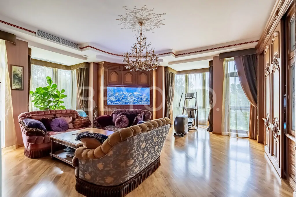 Кабинет с балконом, эркерами и скрытой рабочей зоной